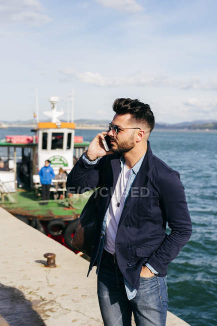 Uomo con zaino che parla al telefono — Foto stock