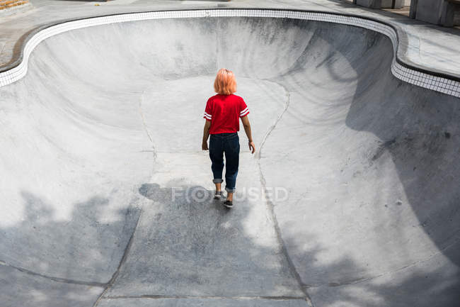 Femme marche sur la rampe — Photo de stock