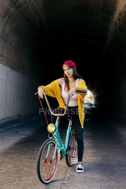 Donna in piedi con bicicletta — Foto stock
