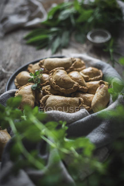 Pasteles recién horneados en el plato — Stock Photo