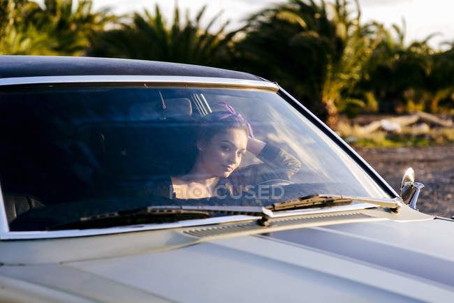 Жінка сидить у старовинній машині — стокове фото