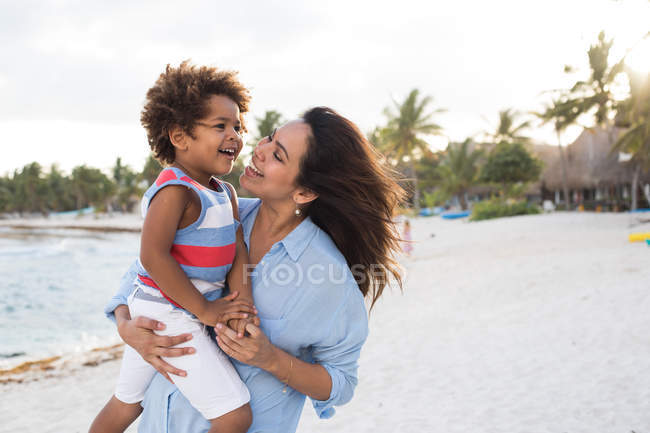 Femme avec enfant sur la plage — Photo de stock