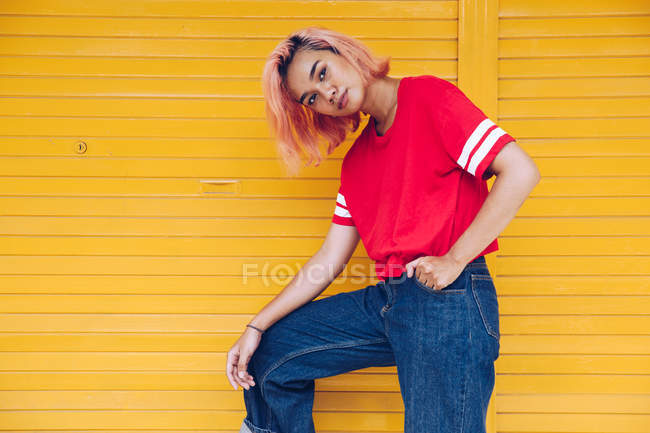 Funky woman with pink hair — Stock Photo
