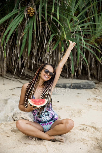 Femme avec pastèque sur la plage — Photo de stock