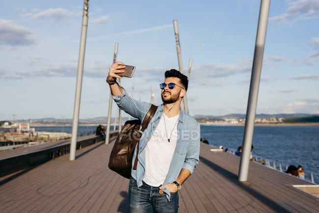 Male traveler taking selfie with smartphone — Stock Photo