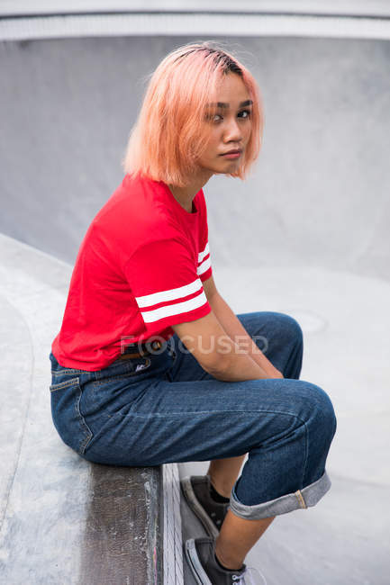 Frau sitzt auf Rampenrand — Stockfoto