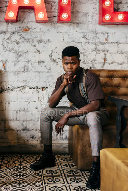 Чорний чоловік сидить у кафе — стокове фото