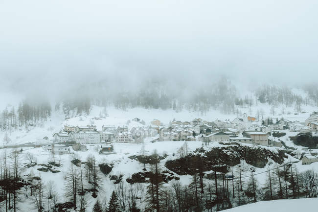 Dorf mit Schnee bedeckt — Stockfoto