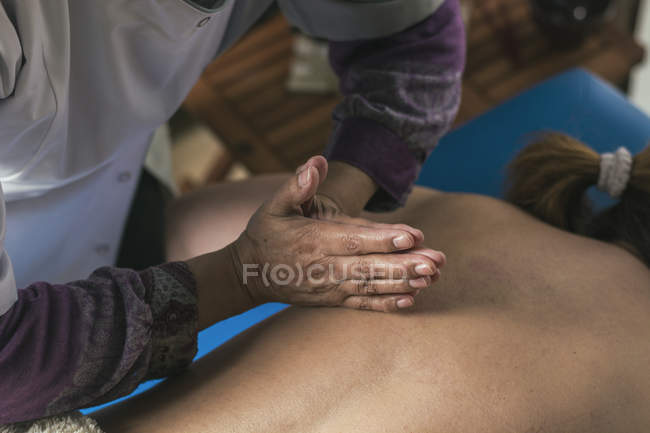 Терапевт делает восточный массаж руками — стоковое фото