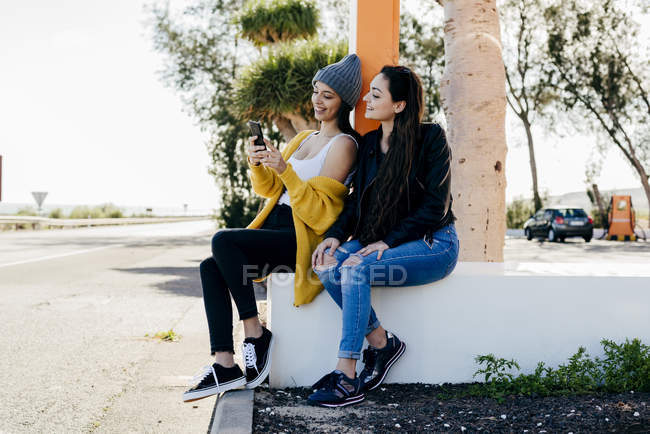 Donne che scattano selfie per strada — Foto stock