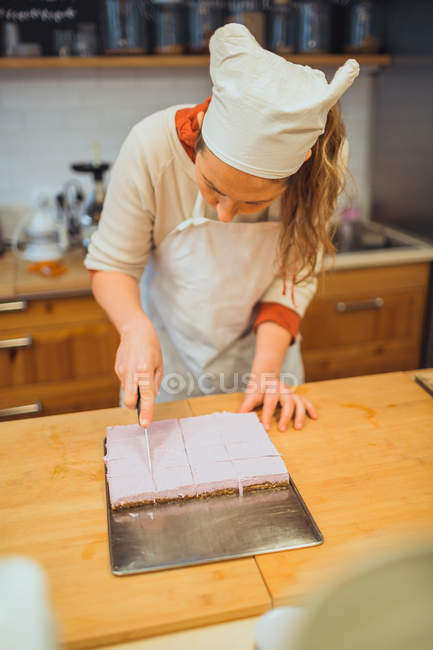 Koch schneidet Nachtisch — Stockfoto