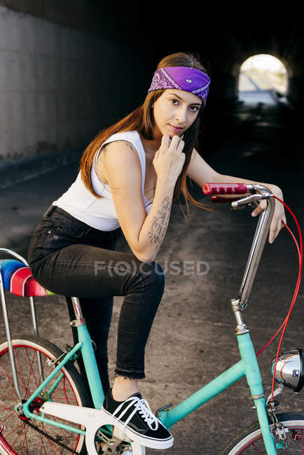Femme debout avec vélo — Photo de stock