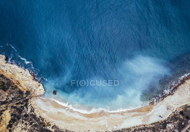 Vista aérea del agua turquesa y playa paradisíaca . - foto de stock