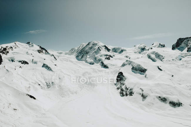Snowy mountain peaks — Stock Photo