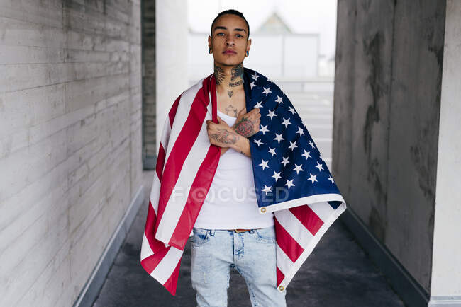Модный хипстер стоит с флагом — стоковое фото
