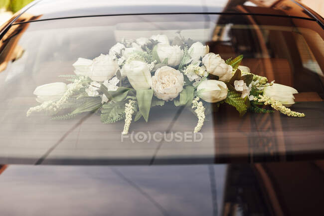 White flowers decoration for the wedding inside the black car. — Stock Photo