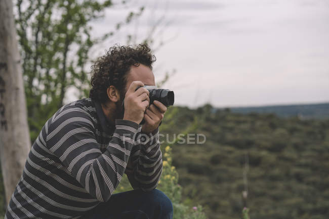 Чоловічий фотожурналіст фотографують — стокове фото