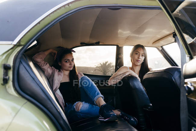 Femmes assis dans une voiture vintage — Photo de stock