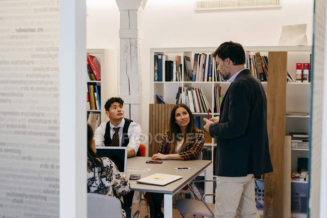 Büro-Team im Besprechungsraum — Stockfoto