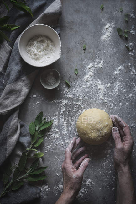 Mains pétrissant la pâte — Photo de stock