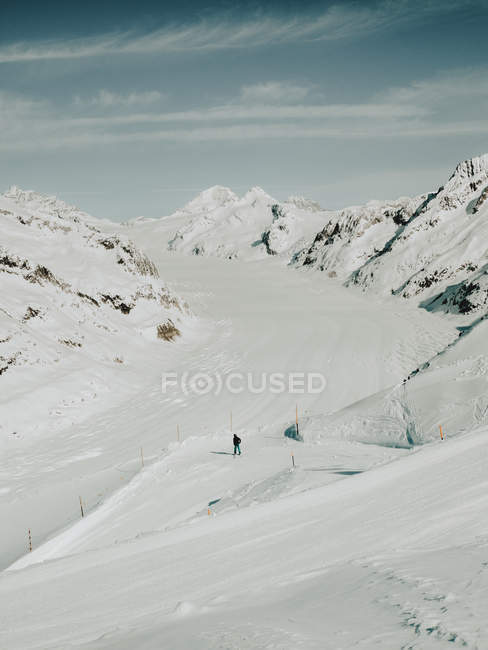 Pessoa esquiando na encosta nevada — Fotografia de Stock