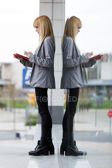 Бізнес-леді стоїть з планшетом — стокове фото