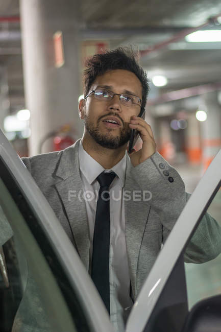 Businessman talking on phone — Stock Photo
