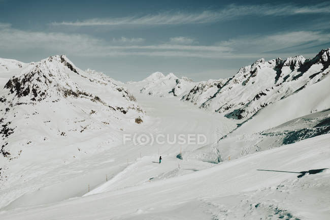 Persona sciare su pendio innevato — Foto stock