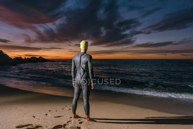 Триатлонист в море — стоковое фото