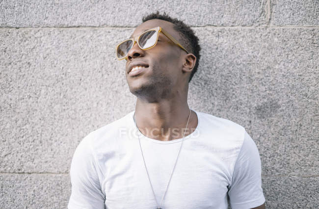 Mann trägt weißes Hemd und Sonnenbrille — Stockfoto