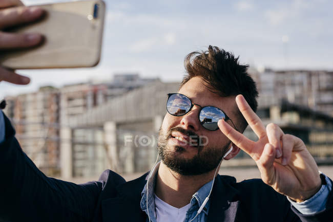 Junger Mann macht Selfie — Stockfoto