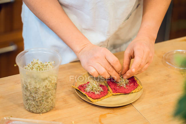Cook serving appetizers with spice — Stock Photo