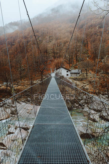 Brücke führt zu Dorfhäusern — Stockfoto