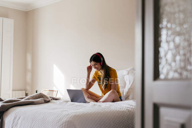 Жінка в навушниках за допомогою ноутбука. — Stock Photo