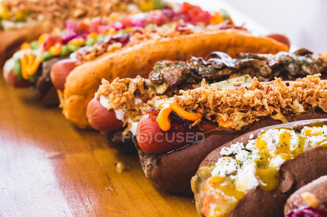 Un sacco di vari hot dog serviti — Foto stock