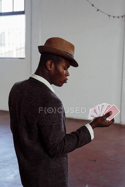Beau homme avec des cartes à jouer — Photo de stock