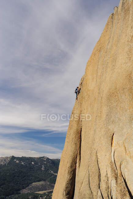 Rock climber man climbing a steep granite crack, La Pedriza, Spain — Stock Photo