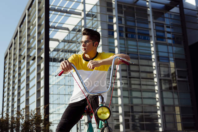 Человек сидит на винтажном велосипеде — стоковое фото