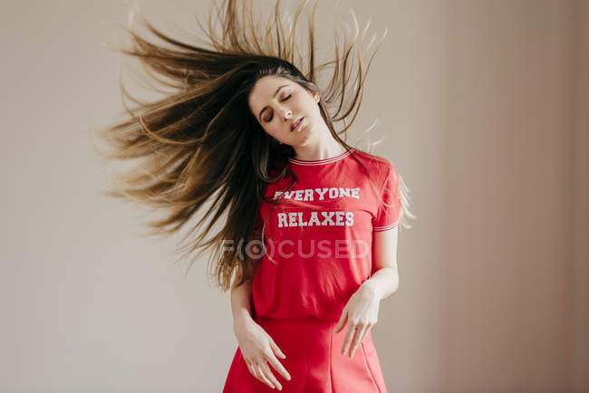 Mulher posando com cabelo voador — Fotografia de Stock