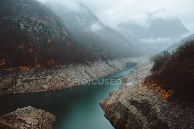 Río azul entre colinas - foto de stock