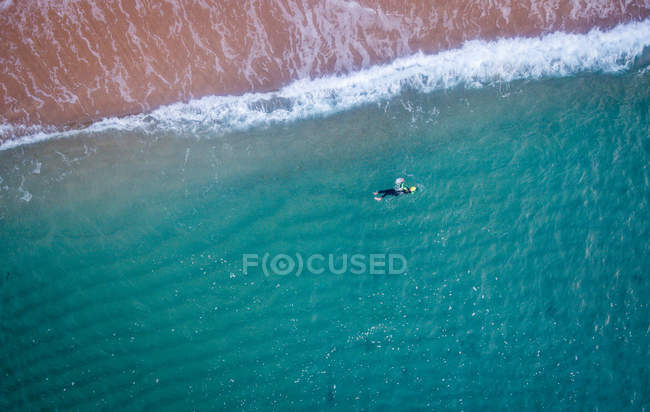 Triathlet trainiert im Meerwasser — Stockfoto