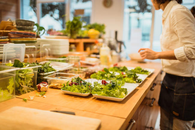 Готовить салат на кухне — стоковое фото