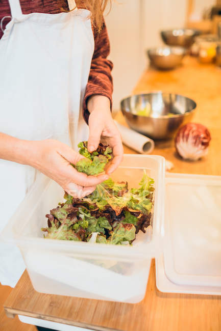 Köchin bereitet Salat zu — Stockfoto