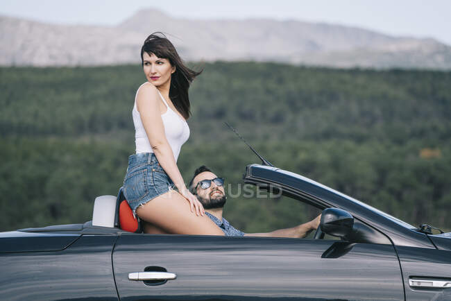 Viaggio uomo e donna in auto cabriolet. — Foto stock