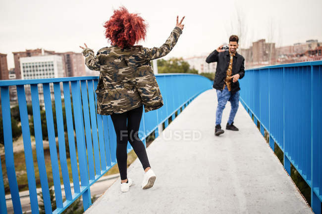 Casal andando na ponte — Fotografia de Stock