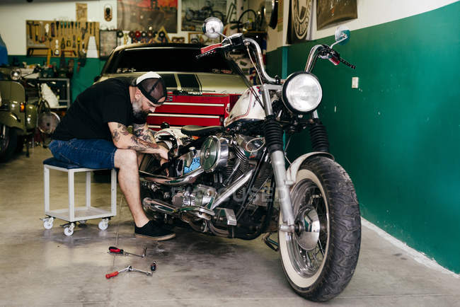 Mécanicien réparation moto — Photo de stock
