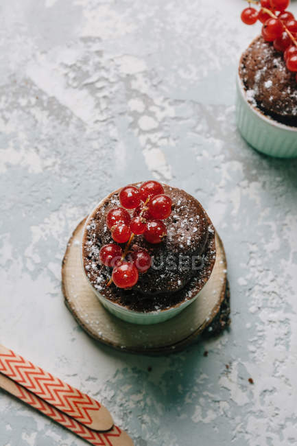 Schokoladenkuchen in Tassen mit Johannisbeeren — Stockfoto