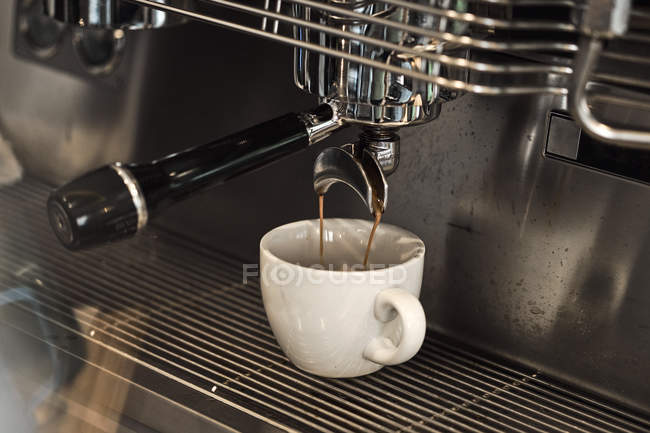 Kaffee in Tasse gießen — Stockfoto