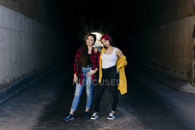 Donne in piedi nel sottopassaggio — Foto stock