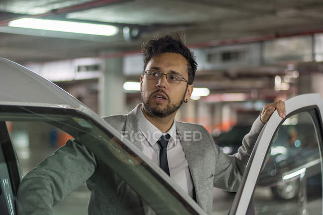 Businessman getting in car — Stock Photo